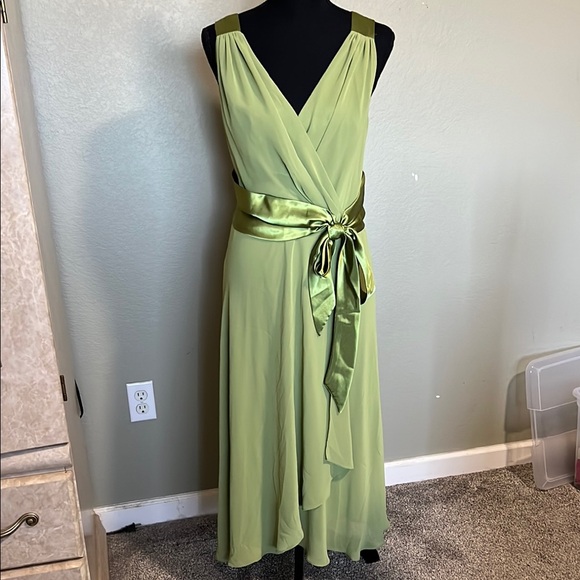 Evan Picone Dresses & Skirts - Evan Picone | Light Green Sleeveless V-Neck Chiffon Cocktail Dress (Size 16W)